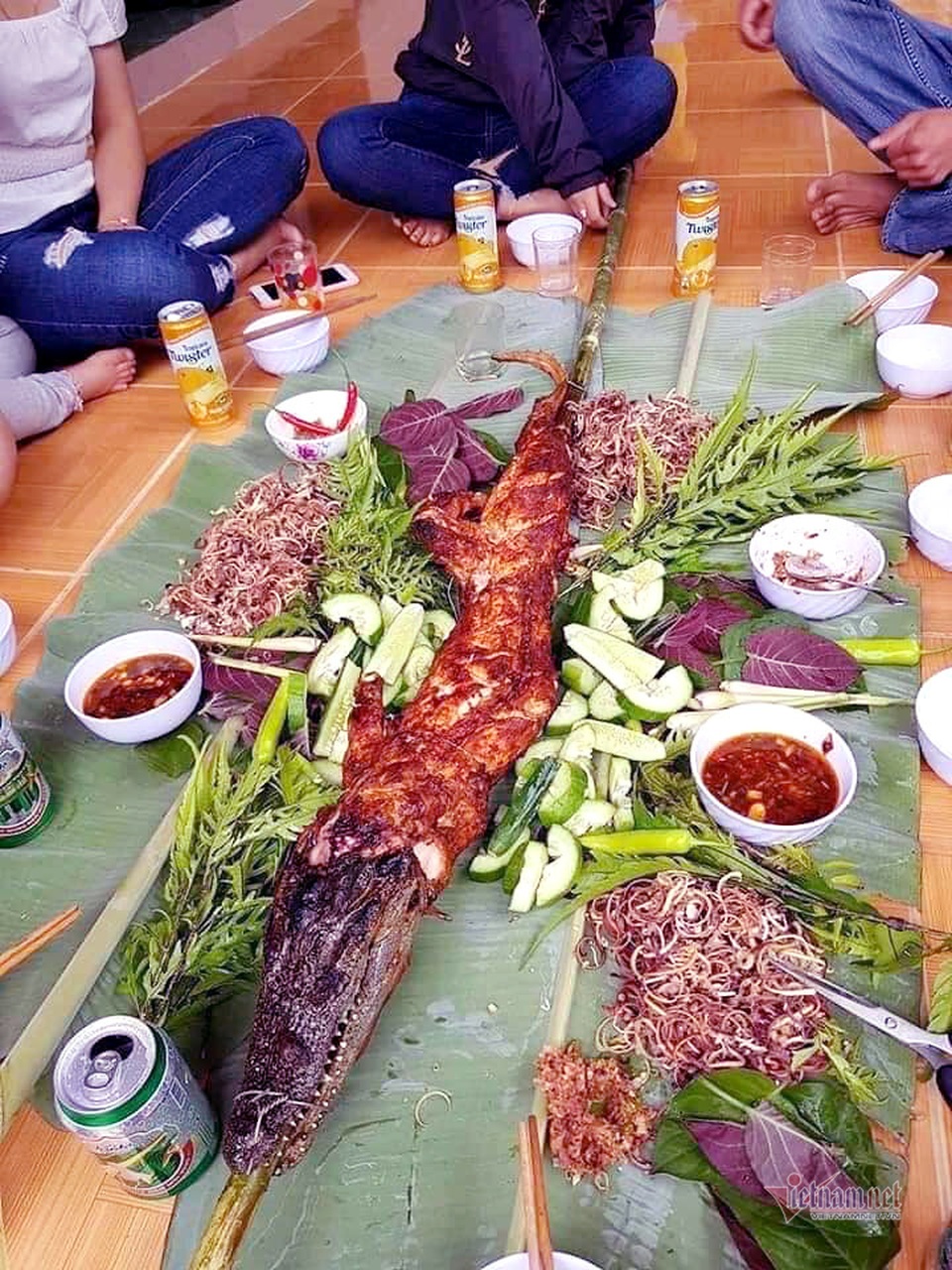 Cá sấu nguyên con rẻ như rau, nướng ăn liền ngày bán 2 tạ - 9 Cá sấu nguyên con rẻ như rau, nướng ăn liền ngày bán 2 tạ - 9