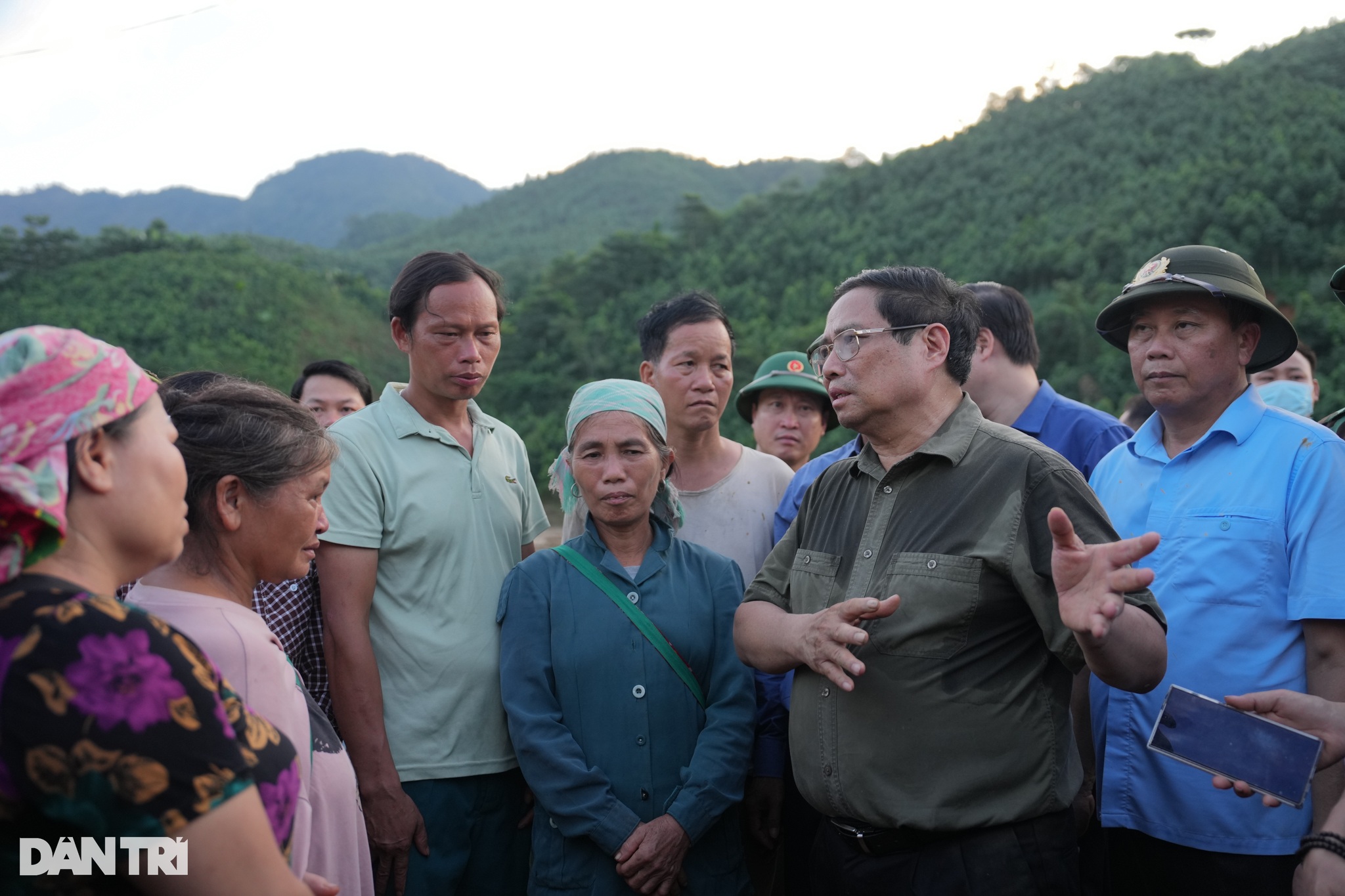 View - Thủ tướng Phạm Minh Chính xúc động khi thấy nước mắt của người dân Làng Nủ | Báo Dân trí