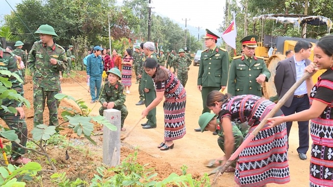 Chiến sĩ bộ đội Thừa Thiên Huế chung tay xây dựng nông thôn mới tại xã vùng cao A Roàng, huyện A Lưới 