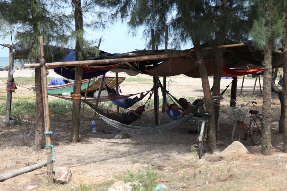 Người dân đổ ra bờ biển dựng lều, mắc võng tránh nóng - 9 Người dân đổ ra bờ biển dựng lều, mắc võng tránh nóng - 9