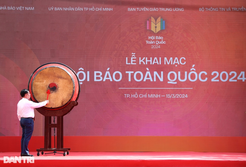 Tiếng trống khai mạc Hội Báo toàn quốc 2024 vang lên trên đại lộ Lê Lợi - 1