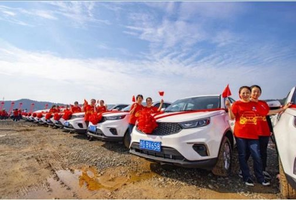 Đại gia chơi trội tặng nhân viên hơn 4.000 chiếc ô tô mới cứng - 1 Đại gia chơi trội tặng nhân viên hơn 4.000 chiếc ô tô mới cứng - 1