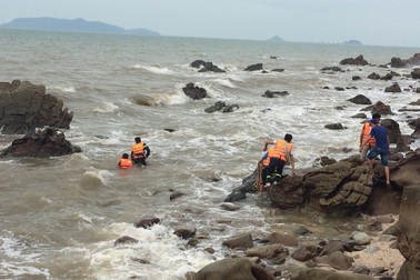 Nhóm du khách Hà Nội gặp nạn khi tắm biển, 2 người chết và mất tích