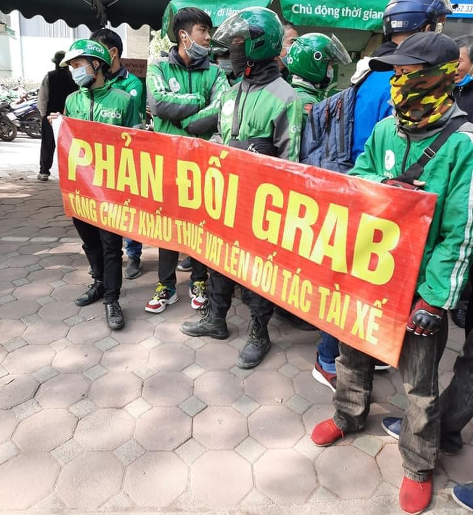 Tắt ứng dụng, hàng trăm tài xế Grab đình công phản đối tăng chiết khấu - 2 Tắt ứng dụng, hàng trăm tài xế Grab đình công phản đối tăng chiết khấu - 2