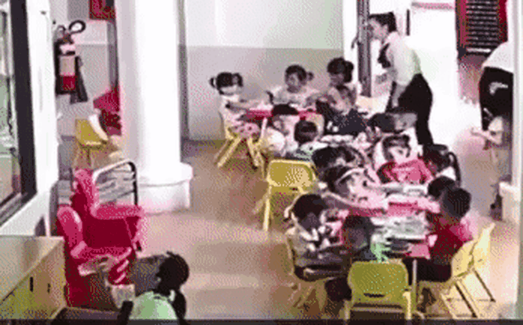 Cô giáo bị buộc thôi việc vì bốc lại đồ ăn giữa nền nhà cho trẻ - 1 Cô giáo bị buộc thôi việc vì bốc lại đồ ăn giữa nền nhà cho trẻ - 1