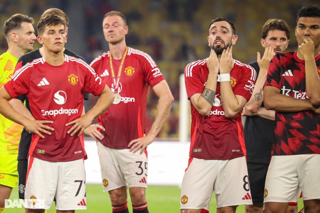 CĐV Man Utd tức tối khi đội nhà thất bại “xấu hổ” ở Đông Nam Á - 2