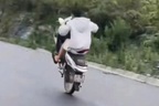 Con bốc đầu xe máy, bố bị phạt 9 triệu đồng