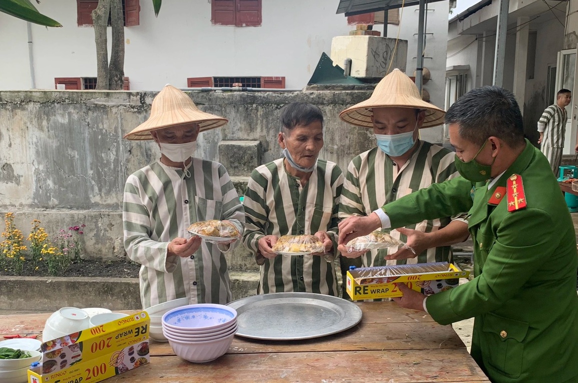 Bữa cơm tất niên sớm và ước mơ sau song sắt ngày Tết - 3 Bữa cơm tất niên sớm và ước mơ sau song sắt ngày Tết - 3