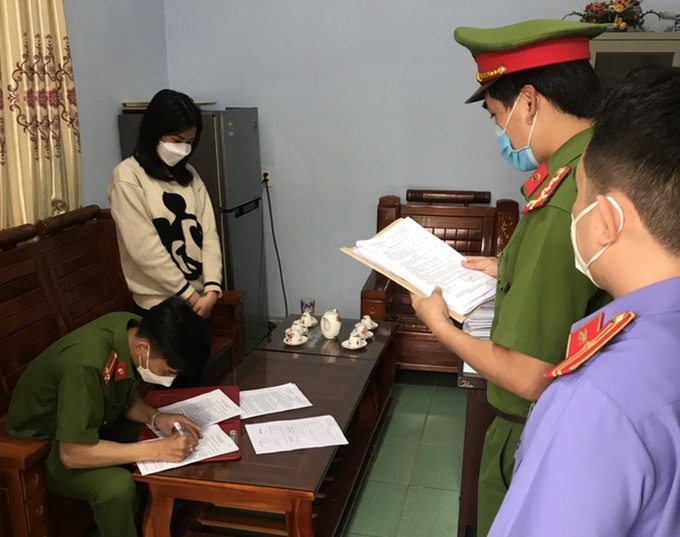 Công an thị xã Ba Đồn tống đạt quyết định khởi tố vụ án, khởi tố bị can đối với Lê Thị Thu Chi. (Ảnh: Báo Người Lao động).