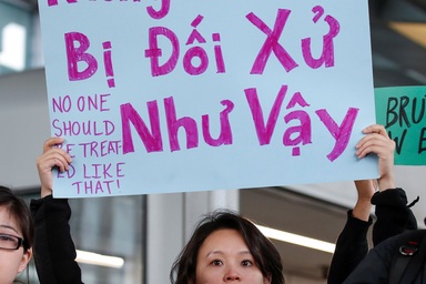 Vì sao nhiều người lên tiếng vụ bác sĩ gốc Việt bị lôi khỏi máy bay Mỹ?