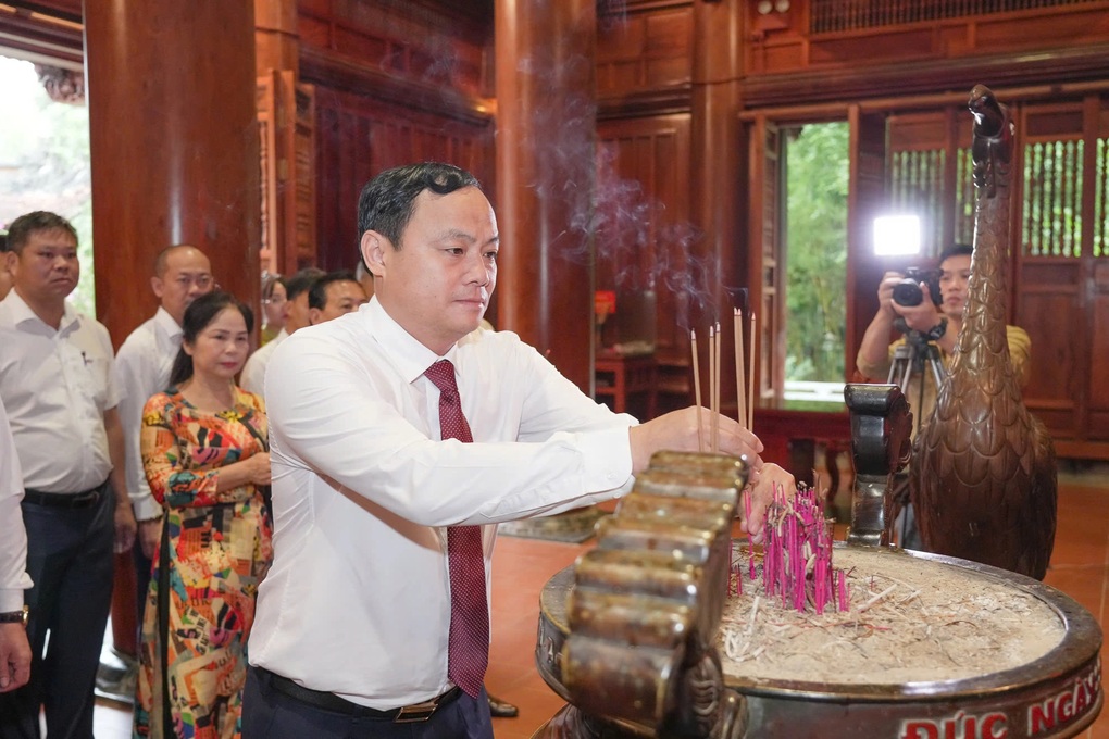 Dâng hương tưởng niệm Bác Hồ, tri ân các nhà báo liệt sĩ - 2 Dâng hương tưởng niệm Bác Hồ, tri ân các nhà báo liệt sĩ - 2