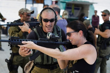 Khóa huấn luyện “chống khủng bố” hút khách du lịch ở Israel