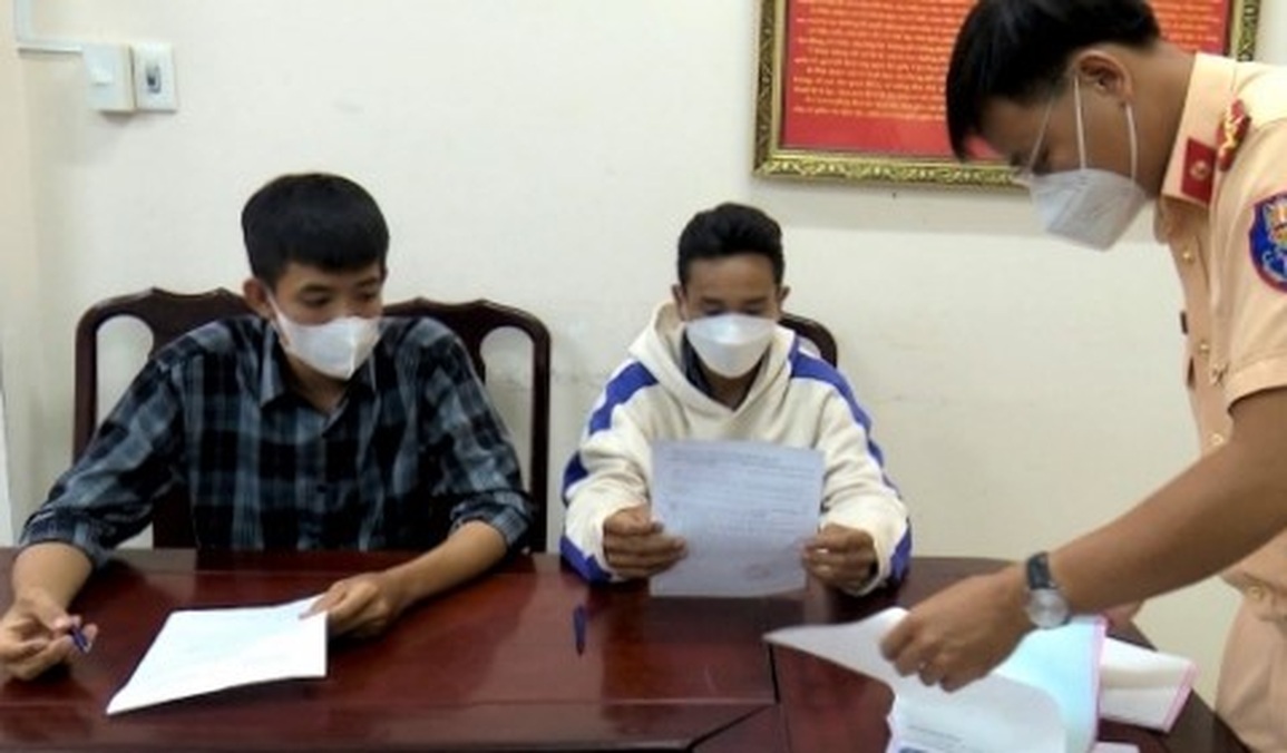 Nẹt pô, bốc đầu xe giữa đường, thanh niên lĩnh vé phạt 7 triệu đồng - 2 Nẹt pô, bốc đầu xe giữa đường, thanh niên lĩnh vé phạt 7 triệu đồng - 2