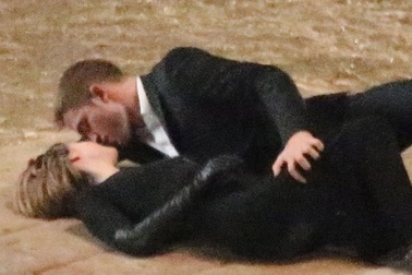 Tài tử “Chạng vạng” tình tứ hôn “gái lạ”