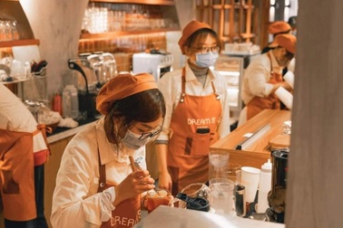 Sinh viên làm thêm nghề phục vụ có hạ thấp bản thân, lãng phí tài năng?