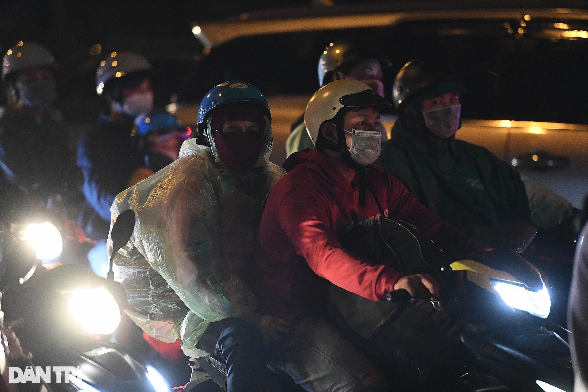 Người dân ùn ùn về quê nghỉ lễ, cửa ngõ phía Tây TPHCM kẹt cứng - 12 Người dân ùn ùn về quê nghỉ lễ, cửa ngõ phía Tây TPHCM kẹt cứng - 12