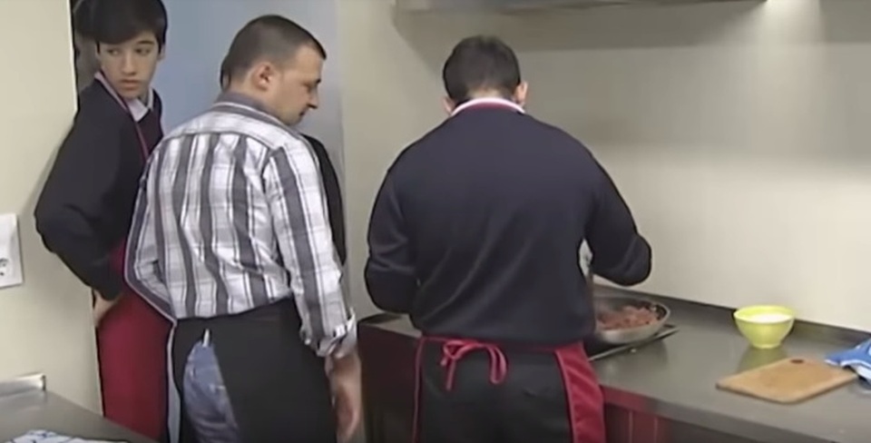 Trường học Tây Ban Nha dạy nam sinh làm việc nhà - 2