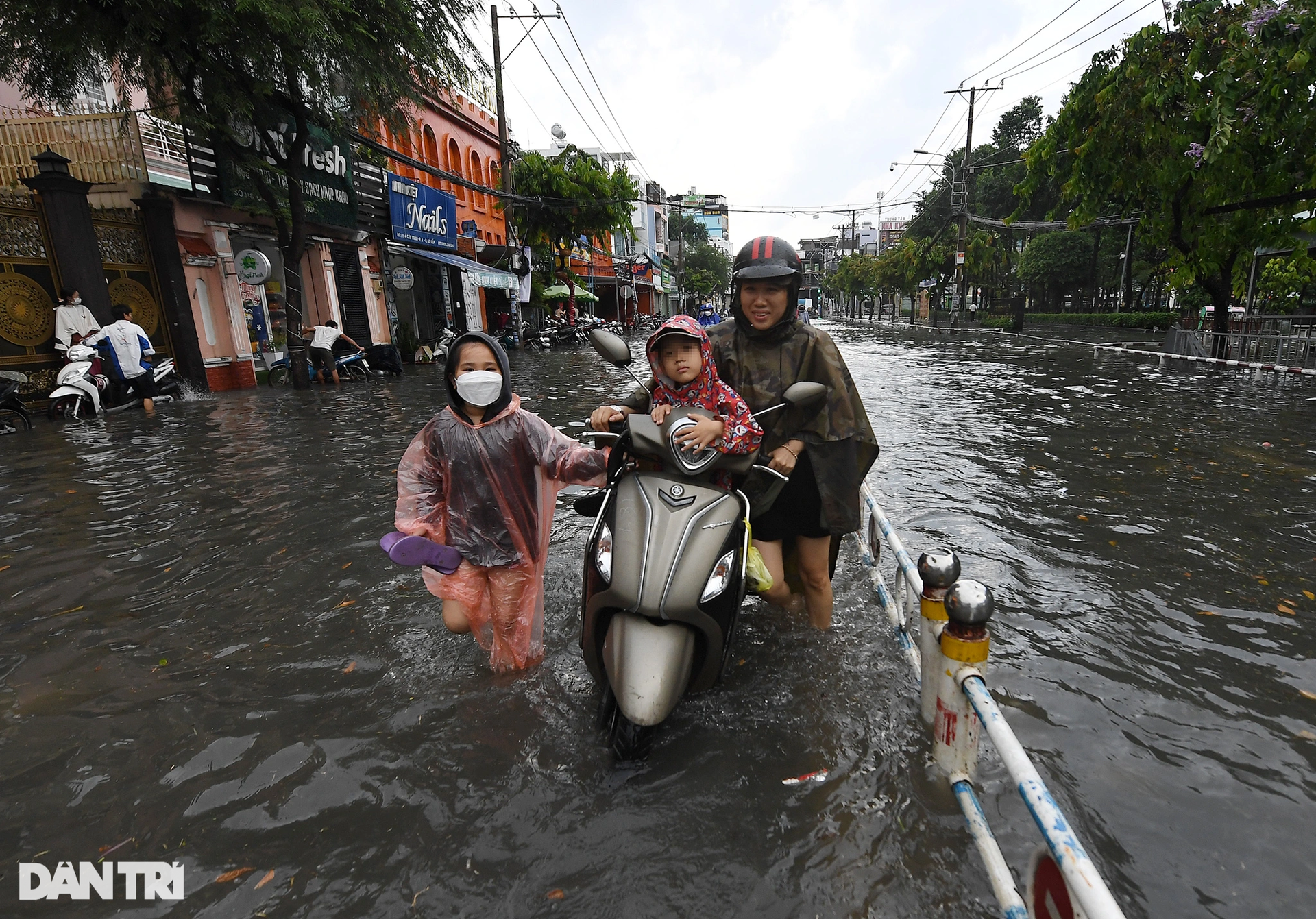 Người dân ngã nhào trên con đường cứ mưa là... ngập - 15 Người dân ngã nhào trên con đường cứ mưa là... ngập - 15