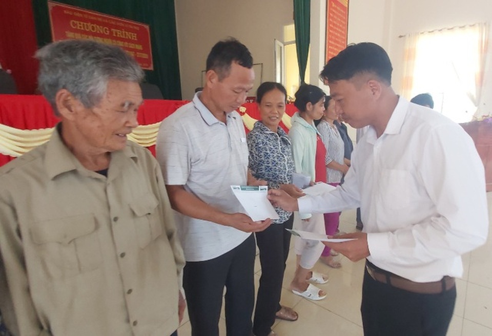 Quỹ Vòng tay Đồng đội trao hàng chục triệu đồng đến gia đình người có công - 2 Quỹ Vòng tay Đồng đội trao hàng chục triệu đồng đến gia đình người có công - 2