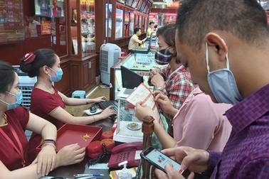 Nghịch lý khi giá vàng "nhảy múa": Ôm dễ, bán không dễ