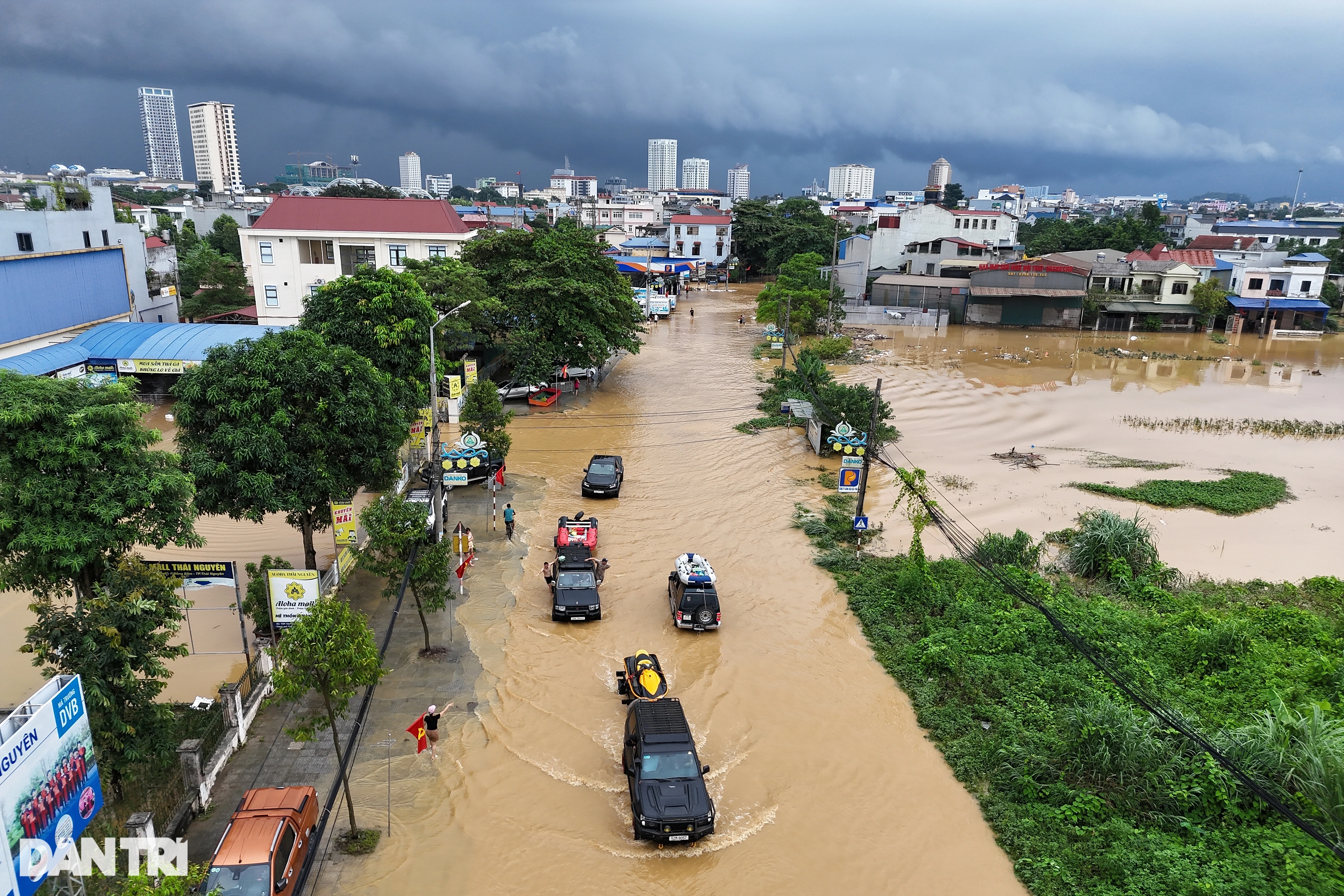 View - Xuyên đêm tiếp tế lương thực cho người dân vùng lũ Thái Nguyên | Báo Dân trí