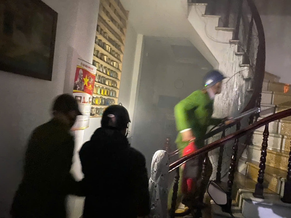 Cháy nhà trong đêm ở Hà Nội, cảnh sát lấy búa phá cửa, đưa 7 người ra ngoài - 2