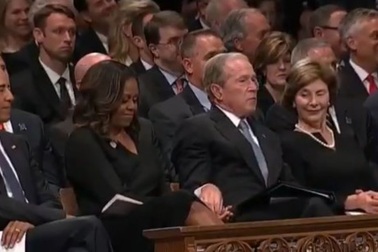 Khoảnh khắc gây chú ý của cựu Tổng thống Bush tại lễ tang ông McCain