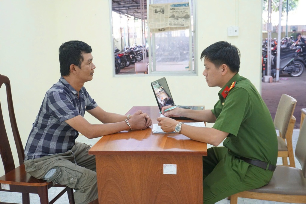 Bắt 2 người phát tán clip bà Phương Hằng xúc phạm Trung tướng Lê Hồng Nam - 2 Bắt 2 người phát tán clip bà Phương Hằng xúc phạm Trung tướng Lê Hồng Nam - 2