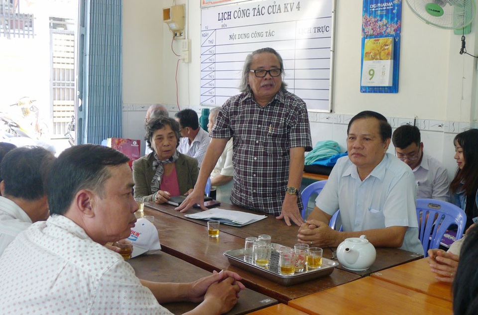 Cụ bà nằm liệt không người chăm sóc được chính quyền đưa vào trung tâm nuôi dưỡng - 1 Cụ bà nằm liệt không người chăm sóc được chính quyền đưa vào trung tâm nuôi dưỡng - 1