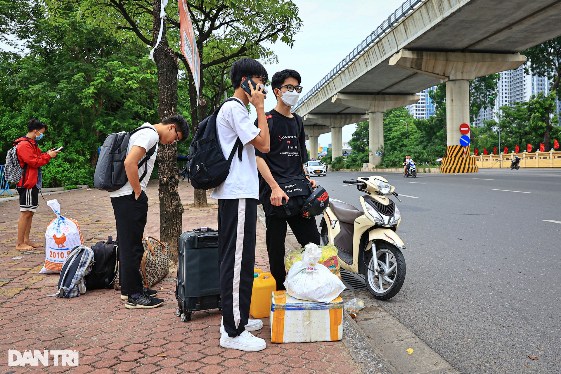 Giao thông cửa ngõ Hà Nội: Một ngả tắc, 2 ngả thông - 9 Giao thông cửa ngõ Hà Nội: Một ngả tắc, 2 ngả thông - 9