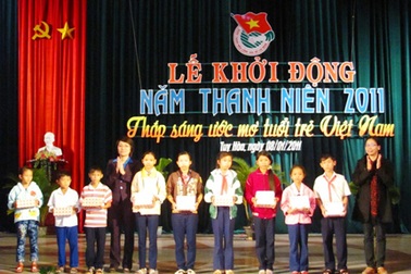 Phú Yên: Trao nhiều suất học bổng cho HS, SV học tập tốt