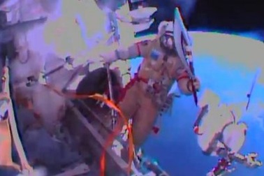 Đuốc Olympics “dạo bộ” ngoài không gian