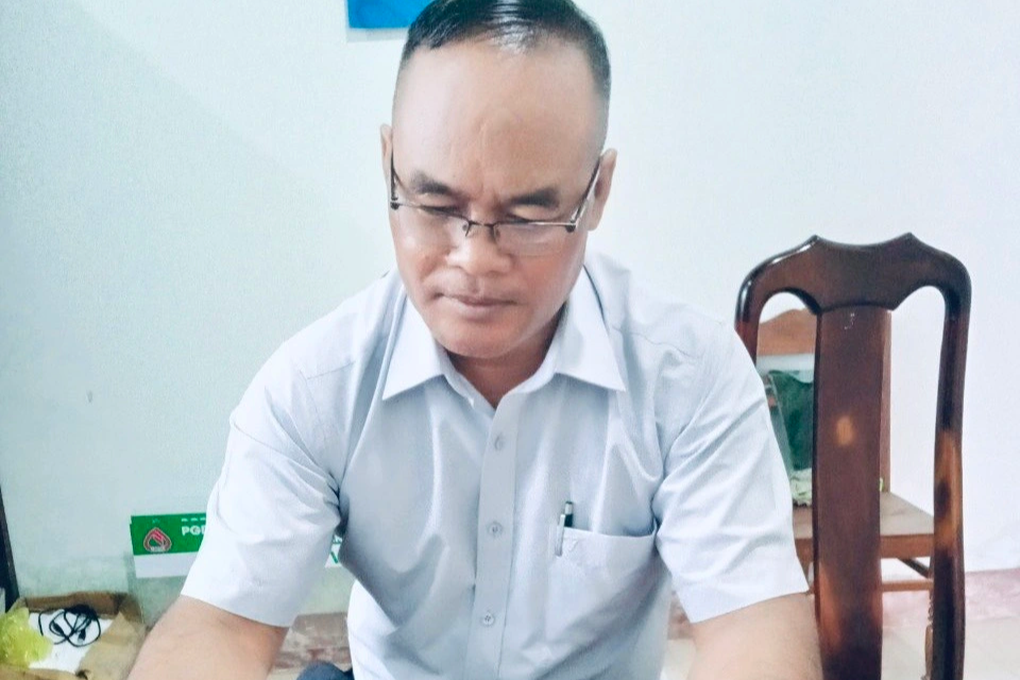 Ông bố 51 tuổi người Mnông tự tin dự thi tốt nghiệp THPT - 1 Ông bố 51 tuổi người Mnông tự tin dự thi tốt nghiệp THPT - 1
