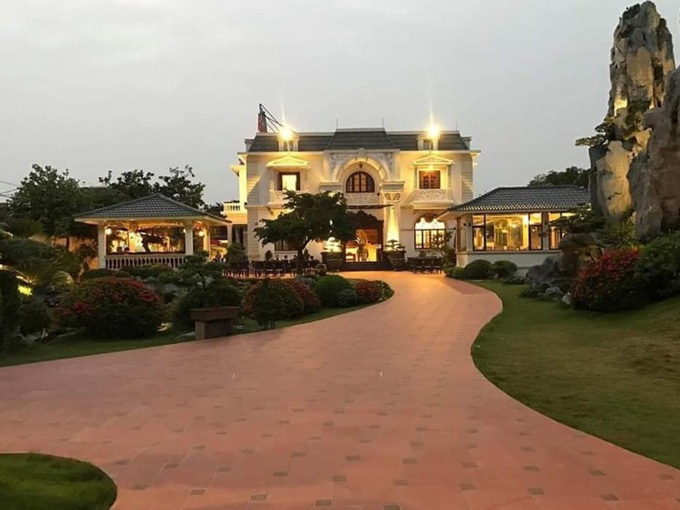 Biệt thự vườn 2.000 m2, có hồ cá Koi của đại gia Nam Định được rao bán với giá không tưởng - Ảnh 1. Biệt thự vườn 2.000 m2, có hồ cá Koi của đại gia Nam Định được rao bán với giá không tưởng - Ảnh 1.