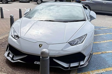 Chiếc siêu xe bị lên án chiếm chỗ dành cho người khuyết tật: Sự thật là gì?