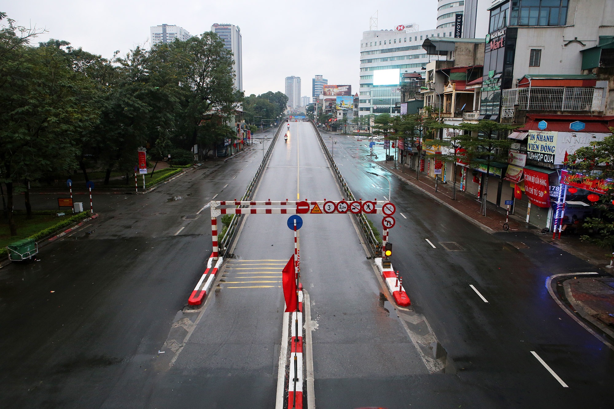 Buổi sáng mùng 1 năm Canh Tý trong lành sau cơn mưa - 2 Buổi sáng mùng 1 năm Canh Tý trong lành sau cơn mưa - 2