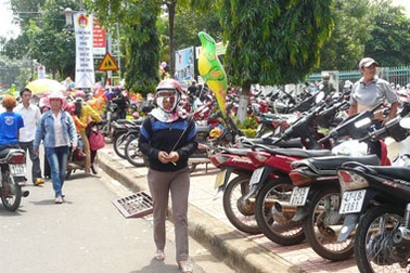 Ngày tết thiếu nhi, bãi xe “hốt bạc”