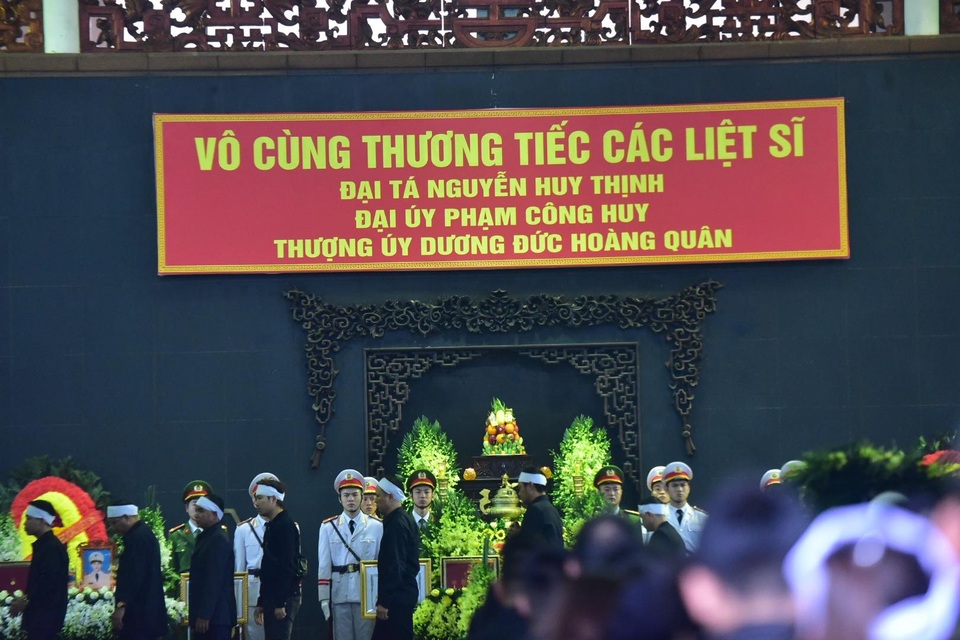 Thủ tướng viếng 3 liệt sĩ hy sinh ở Đồng Tâm - 13 Thủ tướng viếng 3 liệt sĩ hy sinh ở Đồng Tâm - 13