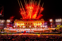 Cung điện triệu đô ở Huế rực sáng trong đêm mưa