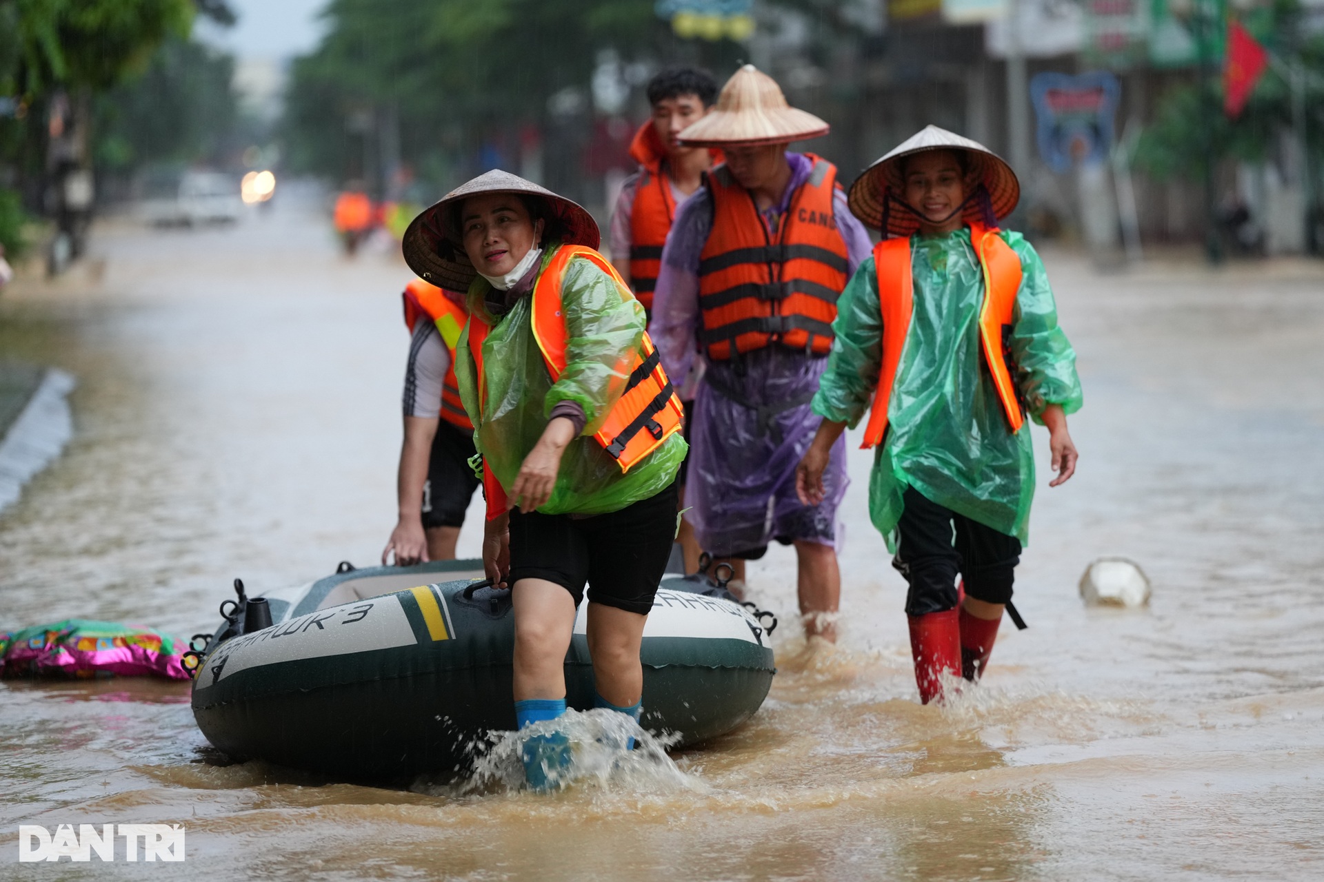 Xuyên đêm tiếp tế lương thực cho người dân vùng lũ Thái Nguyên - 2