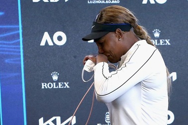 Serena Williams khóc như mưa sau khi bị loại ở bán kết Australian Open