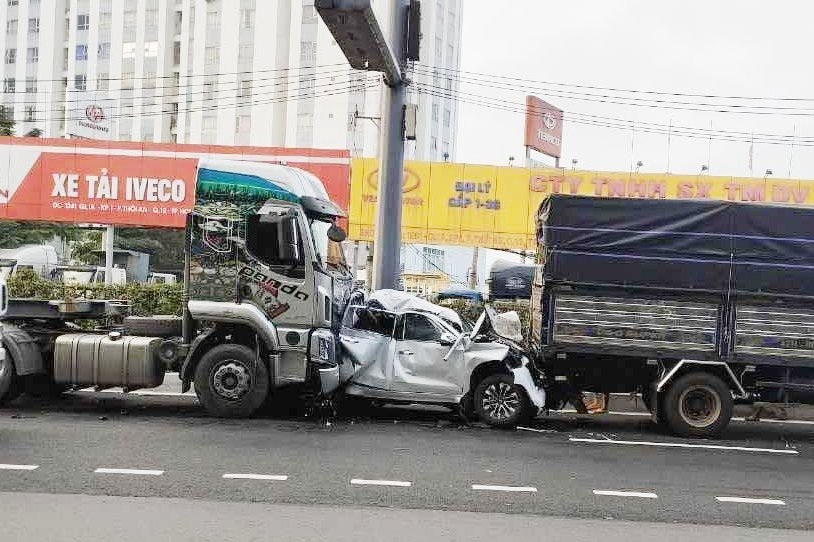 Ô tô con bẹp dúm sau tai nạn liên hoàn ở TPHCM, 2 người bị thương - 1