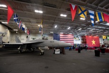 Khách tham quan thấy gì trên tàu sân bay Mỹ USS Ronald Reagan ở Đà Nẵng?