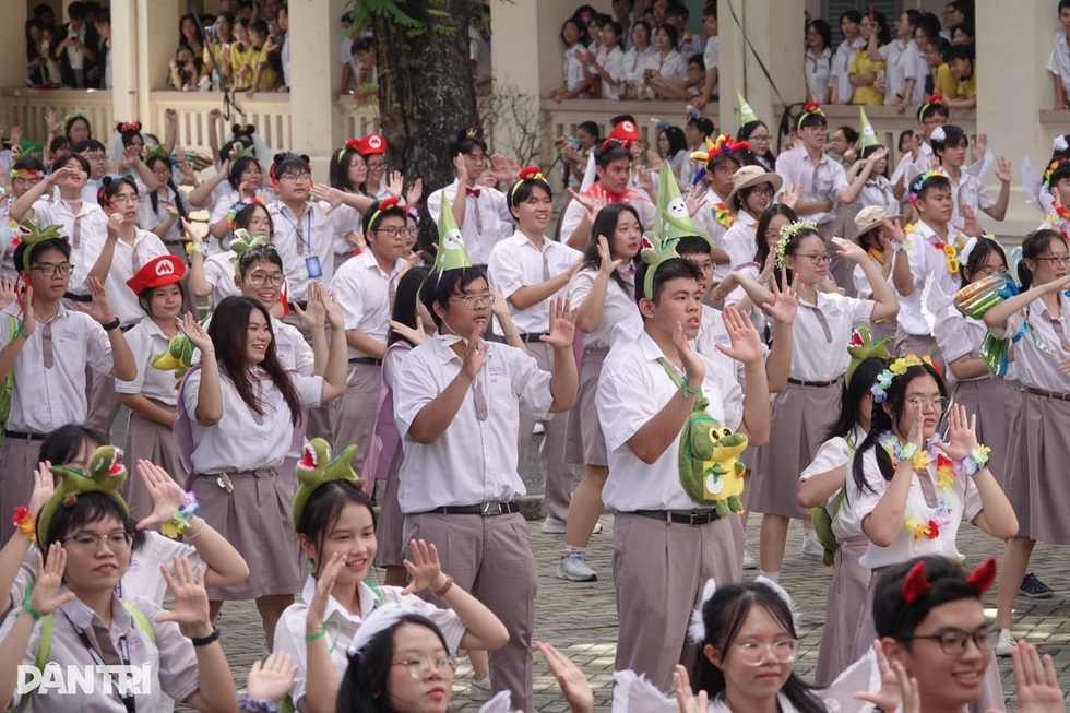 Học sinh cuối cấp rơi nước mắt ngày tổng kết, kể những đêm học đến 2h - 4