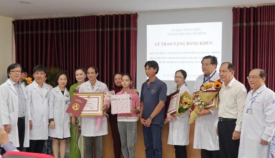 Cứu sống nữ sinh viêm cơ tim tối cấp, bác sĩ được tặng bằng khen - 2 Cứu sống nữ sinh viêm cơ tim tối cấp, bác sĩ được tặng bằng khen - 2