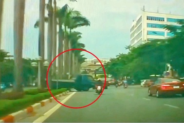 Xử phạt tài xế xe tải leo qua dải phân cách trên đường Hà Nội