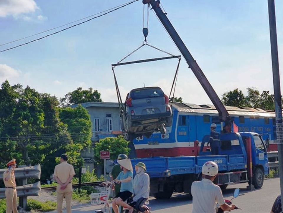 Taxi va chạm với tàu hỏa, một người tử vong - 2