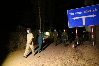 Bộ đội Biên phòng canh đường sông, giữ đường đồng ngăn ngừa dịch Covid-19