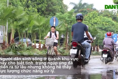 Người dân khốn khổ vì đoạn phố ngập nước cống ở Hà Nội