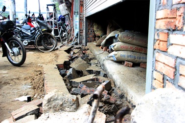 Nhà đang xây bị cưỡng chế phá dỡ phần lấn chiếm vỉa hè